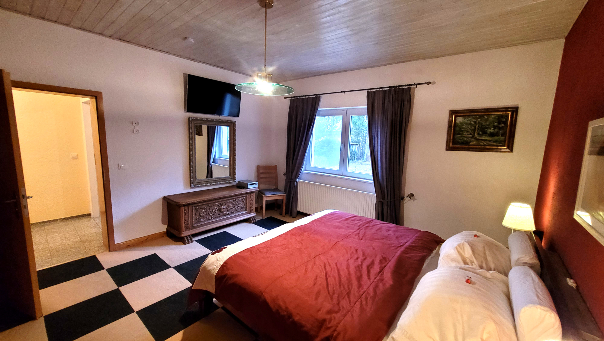 Schlafzimmer groß Eichwalde Ferienhaus - Schlafzimmer zum Garten